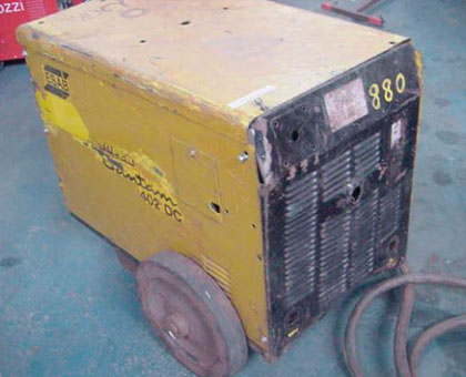 MÁQUINA DE SOLDA MOD. S. BANTAM 402 - FAB: ESAB - Antes Antes